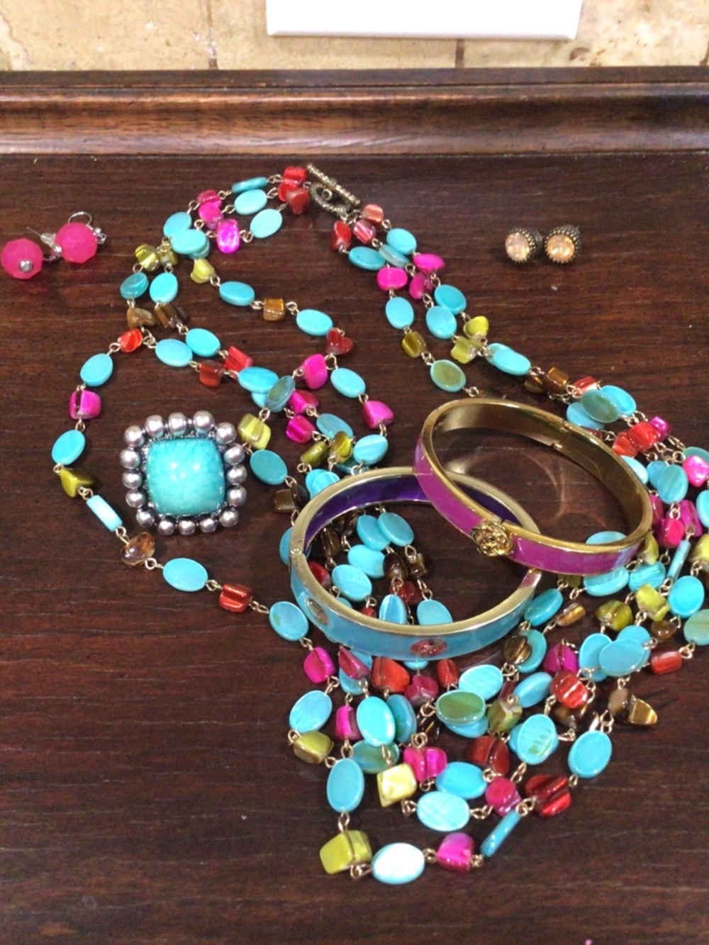 Tray of miscellaneous jewelry. Contains necklace, bracelets earrings, and ring. - Picture 7 of 12